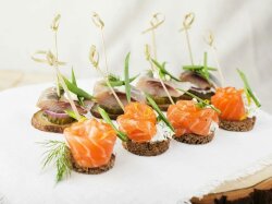 Канапе с копченой семгой и сыром