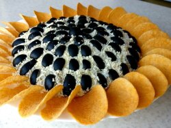 Салат «Подсолнух» с языком и семечками