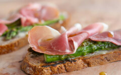 Брускетта с мясом, грибами и рукколой