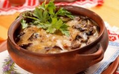 Жаркое из овощей со свининой в горшочках