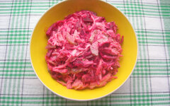 Салат деревенский с куриной грудкой и свеклой