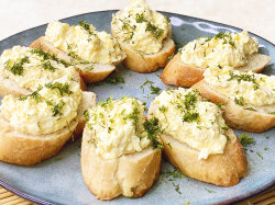 Горячие бутерброды с яйцом и чесноком на сковороде