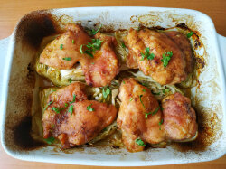 Куриные бедра на подушке из капусты запеченные в духовке