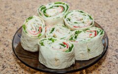 Закуска из лаваша с окорочком и корейской морковью