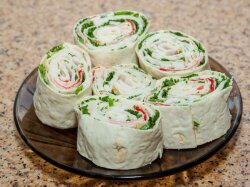 Закуска из лаваша с окорочком и корейской морковью