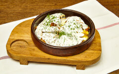 Цыпленок по-грузински со сметанным соусом