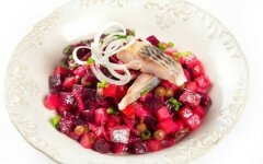 Немецкий винегрет с селедкой и красным луком