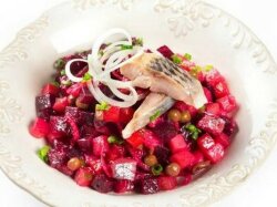 Немецкий винегрет с селедкой и красным луком