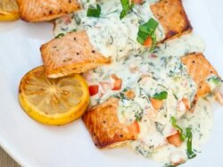 Стейки лосося в сметанном соусе
