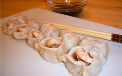 Китайские пельмени со свининой, креветками и имбирем
