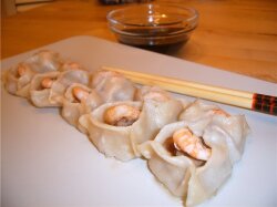 Китайские пельмени со свининой, креветками и имбирем