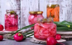 Маринованный лук со свеклой без уксуса