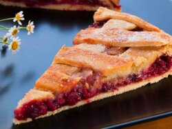 Сладкий киш с ягодами и фруктами