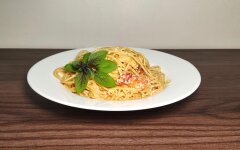 Спагетти с сыром фета и помидорами черри