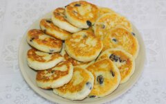 Творожные сырники с изюмом на сковороде