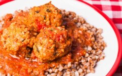 Мясные тефтели с гречкой в томатном соке