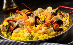 Паэлья с креветками, курицей и болгарским перцем