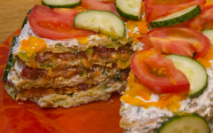 Кабачковый закусочный торт с творогом, помидорами и зеленью