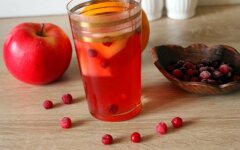 Компот из смородины с клюквой и яблоком