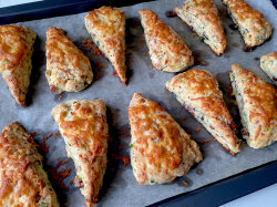 Сконы на кефире с сыром и луком