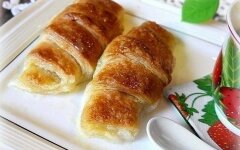Дрожжевые слойки с яблоком в духовке