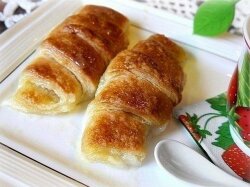 Дрожжевые слойки с яблоком в духовке