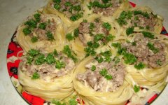 Гнезда из макарон с мясной начинкой в томатном соке