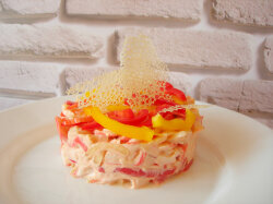 Салат с крабовыми палочками, сыром и болгарским перцем