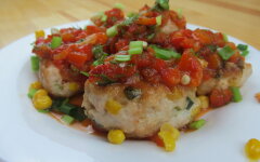 Котлеты из индейки с консервированной кукурузой в соусе