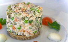 Салат Оливье с маринованными шампиньонами и колбасой