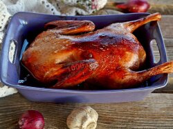 Утка с рисом в медово-соевом маринаде