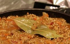 Гречка с фаршем, овощами и томатной пастой