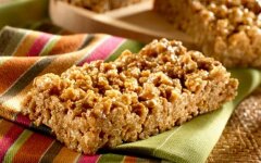 Овсяные батончики с инжиром и фисташками