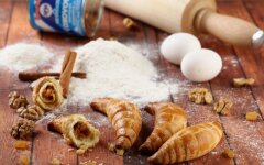 Дрожжевые рогалики на молоке с вареной сгущенкой