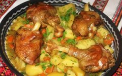 Тушеная утка с картошкой и фасолью