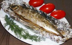Запеченная скумбрия с петрушкой и луком