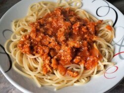 Спагетти болоньезе с фаршем и пассатой
