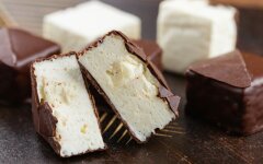 Клубничный зефир с шоколадным топом