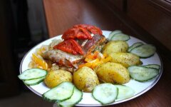 Семга, запеченная с помидорами и сладким перцем