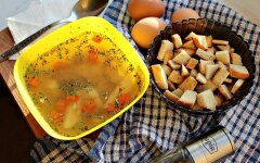 Куриный бульон с яйцом, морковью и сухариками