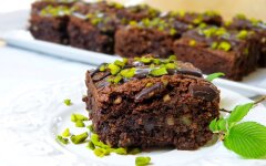 Шоколадные брауни с фисташками