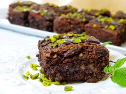 Шоколадные брауни с фисташками
