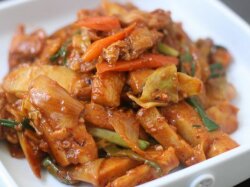 Острая курица «Хе» с болгарским перцем