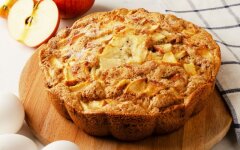 Простой пирог с яблоками и корицей на сковороде