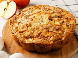 Простой пирог с яблоками и корицей на сковороде