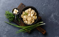 Пельмени с замороженными грибами в горшочках