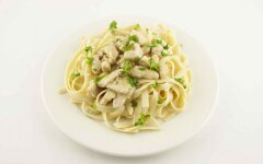 Паста с курицей и прованскими травами в сметанном соусе