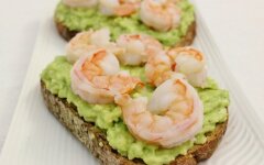 Паштет из авокадо с креветками и яйцами