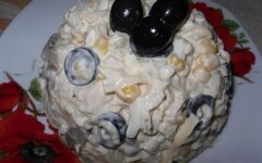 Грибной салат с ананасом и курицей