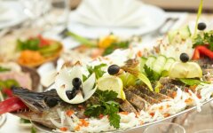 Фаршированная щука с рисом и овощами в духовке